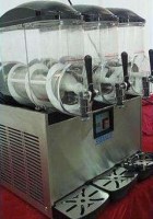 İkinci El İce Slush Makinası:3 ayrı kavanozu ve çok temiz kullanılmış kaliteli 2.el ice slush makinası az kullanılmış sıfırından farksız 3 musluklu ice slush yapan slaş makinasıdır. İce slush makinalarının dünyaca ünlü markalarından olup yedek parçaları